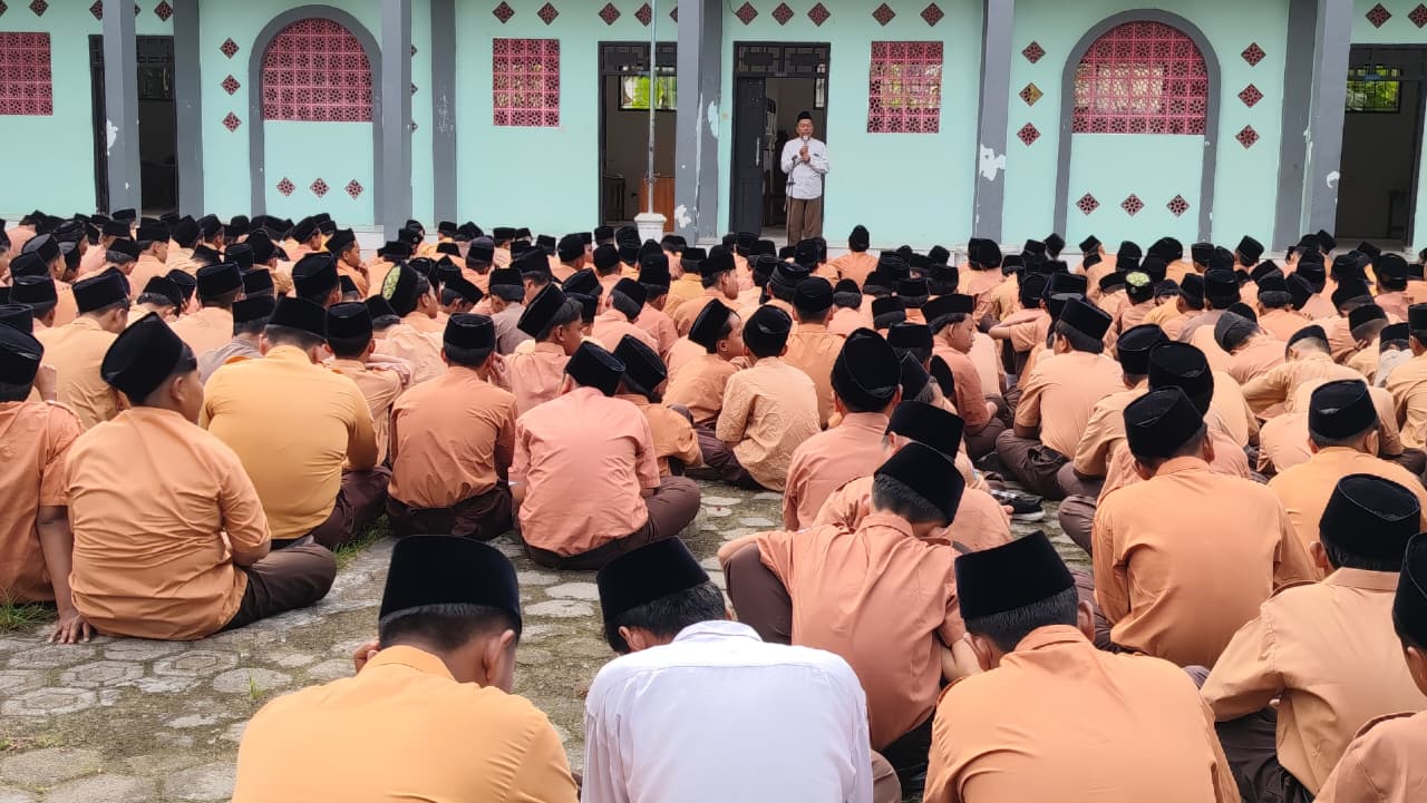 MTs. 1 Annuqayah Gelar Apel Pagi dan Halal Bihalal, Kepala Madrasah: Perbaiki Niat!